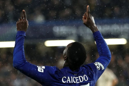 Tras el pitazo final en Stamford Bridge, Moi llevó sus manos al cielo y agradeció a Dios por la victoria.