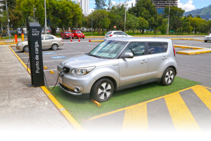 Un carro eléctrico se carga de energía en un parqueadero.