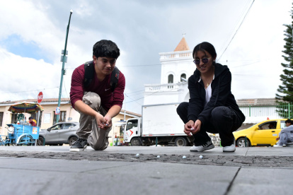 El parque central de Tumbco es el escenario donde se reúnen niños, jóvenes y adultos para jugar a las canicas.