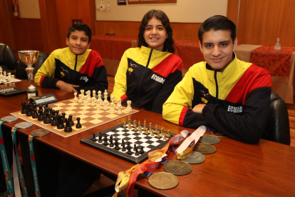 Juan Martín (i), Isabella y Gustavo siguen cosechando logros en el ajedrez.