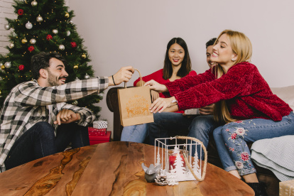 Organiza el intercambio perfecto con esta guía. Compara diferentes tipos, elige el ideal para tu grupo y sorprende a todos esta navidad.