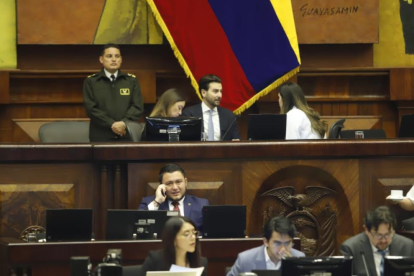 Niels Olsen con Mishel Mancheno y Viviana Centeno, de la bancada de ADN.