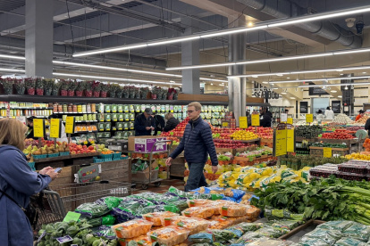 Las personas acuden a supermercados para adquirir los ingredientes para la cena de Acción de Gracias.