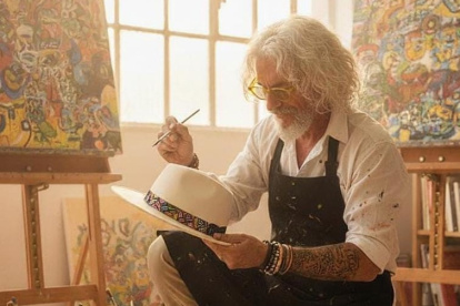 El artista uruguayo Pablo Echeverría plasmó sus pinturas en el emblemático sombrero ecuatoriano.