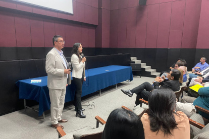 Ricardo Rivas y Gabriela Ochoa, los mentores del cortometraje sobre Paúl Rivas y el caso NosFaltan3, durante el conversatorio en el Auditorio de la Torre 2 de la Universidad Católica, luego del estreno.