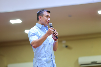 El presidente Daniel Noboa durante un acto oficial mientras enfrenta la crisis institucional del país.