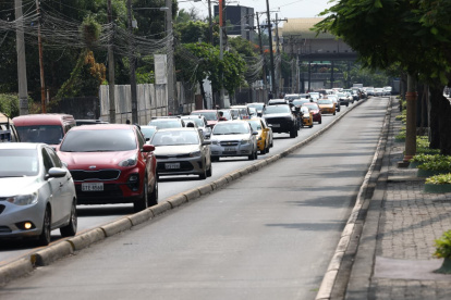 Un tramo de la avenida Carlos Julio Arosemena, en el norte de Guayaquil, colapsó por la afluencia de compradores a un establecimiento comercial.