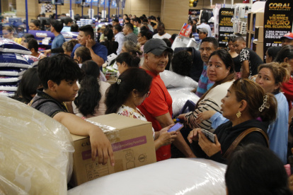 Decenas de compradores forcejearon en filas dobles durante un caótico inicio del Black Friday.