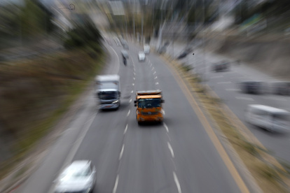 Los vehículos de carga pesada y transporte de productos peligrosos tendrán restricción de circulación en las avenidas Simón Bolívar y Ruta Viva.