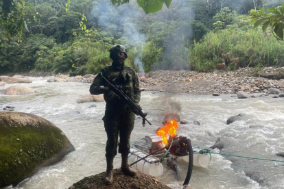 ChatGPT dijo:

Militar participa en la destrucción de maquinaria utilizada para actividades de minería ilegal en Bella Unión