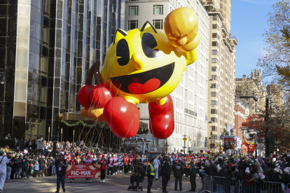 Pac-Man regresó al desfile con un globo gigante y vibrante, celebrando la vigencia del icónico personaje de videojuegos entre generaciones de asistentes.