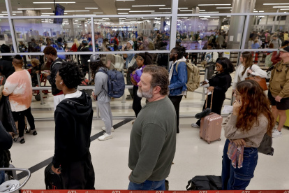 Decenas de viajeros fueron captados este miércoles, 26 de noviembre, al hacer fila para abordar una avión, en la víspera del Día de Acción de Gracias.