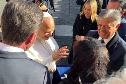 El papa bendijo la estatuilla, en manos del cardenal Luis Cabrera