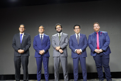 Segundo de la izquierda: Roberto Kury, exdirector de CNT, y Edgar Lama, exministro del MSP en la presentación de CNT Salud+.