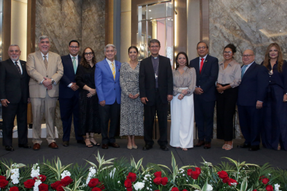 Monseñor Luis Gerardo Cabrera junto a su equipo de voluntarios..