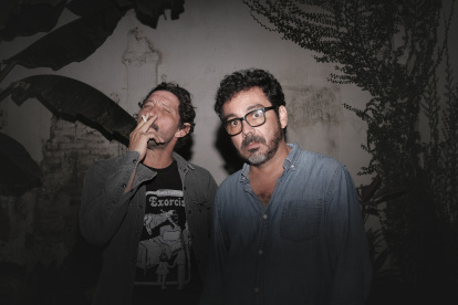 Paolo Thoret (izquierda, guitarra y coros) y Omar Sotomayor (bajo y voz) conforman el núcleo duro de Ultratumba.