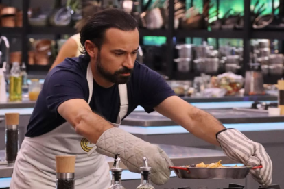 Hugo Quintana durante su preparación en MasterChef Celebrity Ecuador 3.