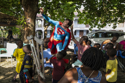 Personaje. Leonardo Muylaert en su visita en Ghana, alegrando a niños.