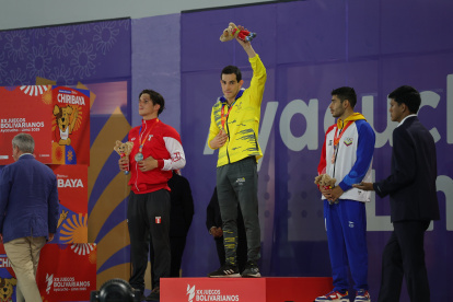 Esteban Enderica (c) en el podio como campeón de la prueba de 1.500 metros.