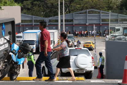 CORAL PLAZA CARLOS JULIO BLACK FRIDAY TRAFICO Y LARGA FILAS PARA ENTRAR AL SUPERMERCADO  FECHA:27/11/2025 PERIODISTA: AG-PERIODISTA AG-GUAYAQUIL AG-EXPRESO AG-GRANASA