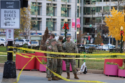 Efectivos de la Guardia Nacional permanecen en vigilancia en una calle cercana a la Casa Blanca tras el tiroteo registrado este miércoles en Washington, EE.UU.