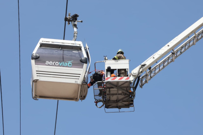 Los bomberos primero aseguraron a los ocupantes de la cabina antes de bajarlos.