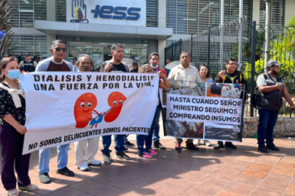 Jubilados y afiliados reclamaron en los exteriores de la Caja del Instituto Ecuatoriano de Seguridad Social atención médica para diabéticos y pacientes con enfermedades renales.