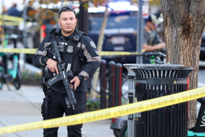 Un agente del Servicio Secreto de los Estados Unidos vigila cerca de la Casa Blanca luego de un tiroteo este miércoles, en Washington (EE.UU.).