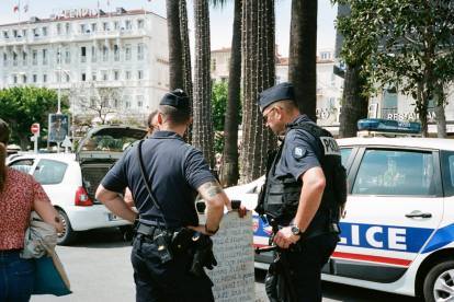 Referencial. Agentes federales detienen a cónyuges extranjeros en plena entrevista para obtener la ‘green card’.