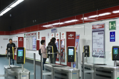 El sistema de recaudo del Metro permite pagar la tarifa a través de la Tarjeta Ciudad, la cédula de identidad y lal compra de tickets virtuales o físicos. Debe conectarse con el resto de sistemas.