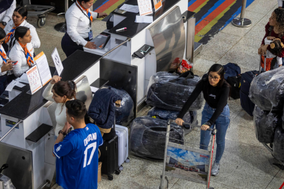 Pasajeros esperan en el aeropuerto internacional Simón Bolívar en Maiquetía, el 27 de noviembre de 2025.