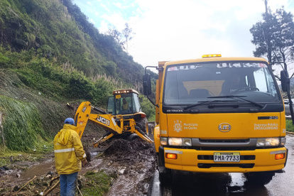En el sector de Las Orquídeas se originó un deslizamiento de tierra que afectó en la movilidad. Maquinaria realiza trabajos de limpieza.