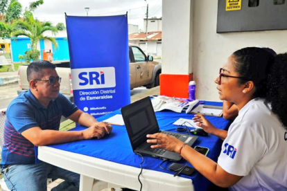 En el parque Simón Bolívar de Vuelta Larga,Esmeraldas, los ciudadanos recibieron apoyo de la BrigadaMóvil para registrar su RUC.