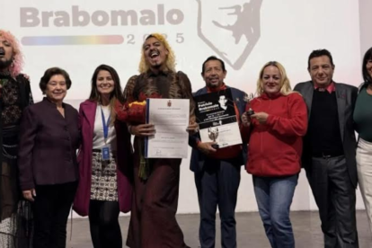 Durante la entrega del Premio Patricio Brabomalo a MoTa Fajardo, por parte de la Secretaría de Inclusión de Quito.