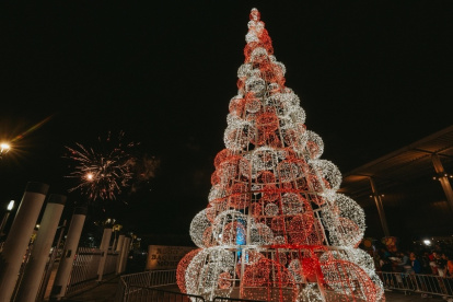 El árbol navideño del Malecón del Salado fue el primero que se encendió en Guayaquil, donde el Municipio prenderá otras seis estructuras.