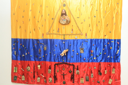 La muestra transita por la creación y los artistas que marcaron la historia contemporánea del país. En la foto, una obra de la agrupación Artefactoría, de los años ochenta durante una exposición retrospectiva.