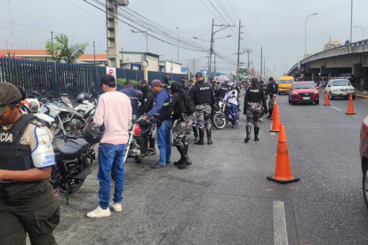 La Policía Nacional durante operativos en las vías.