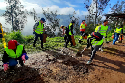 Las personas que eligen el trabajo comunitario realizan diversas tareas, según la época del año. En abril, por ejemplo, limpiaron el parque de Guápulo (foto)