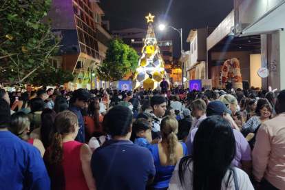 Ciudadanos bailan en la calle Imbabura durante la reactivación nocturna en la Zona Rosa de Guayaquil.
