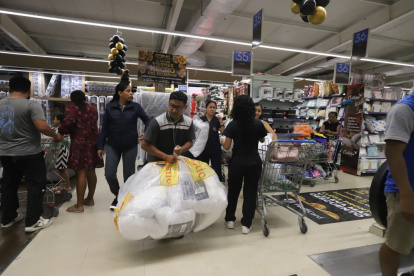 Consumidores madrugaron y aprovecharon descuentos en tiendas físicas y en línea.