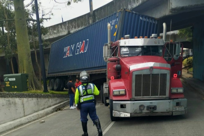 Este tráiler se siniestró en el intercambiador de tráfico que une la vía a Daule con la avenida del Bombero, luego de que su conductor intentó girar en una zona estrecha.