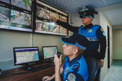En la EAS de la Plaza del Centenario están designados 62 agentes de control metropolitano, que monitorean el sector con 268 cámaras de videovigilancia.