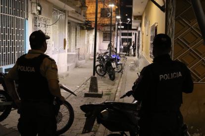 Pese a que las peatonales están iluminadas en este punto de Sauces 6, los sicarios cometieron el crimen en este sector del norte de Guayaquil.