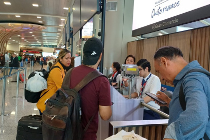 Avianca recomendó a los pasajeros que si el vuelo no está confirmado, se evite acudir a los aeropuertos.