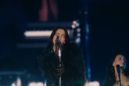 Dua Lipa cantando en su concierto en Bogotá, Colombia.