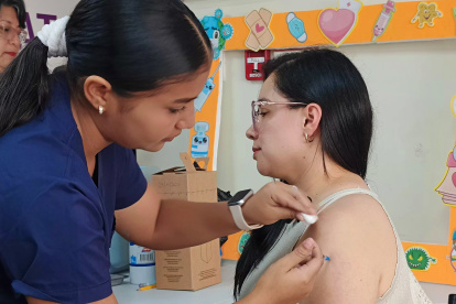 Usuarios acudieron a centros de salud para recibir la vacuna contra la influenza estacional