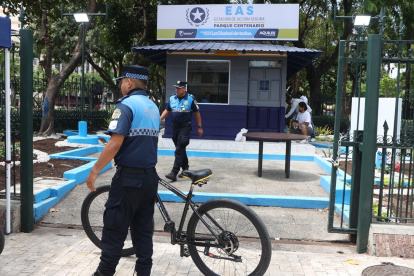 Agentes municipales custodiarán el parque Centenario.