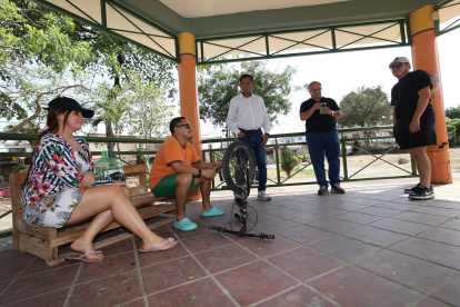 Residentes de la primera etapa de La Alborada se reúnen en un parque del sector.