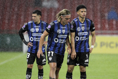 Los jugadores de Independiente del Valle salieron molestos tras caer 2-1 ante Liga de Quito.