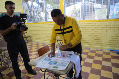 Un representante del Consejo Nacional Electoral de Honduras (CNE) prepara material electoral en un centro de votación este domingo 30 de noviembre, en Tegucigalpa.